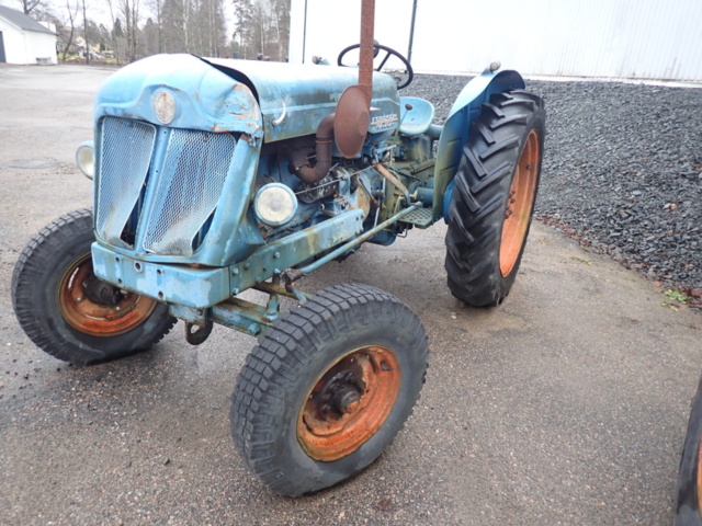 1462465-12 Två stycken veterantraktorer med reservmotorer