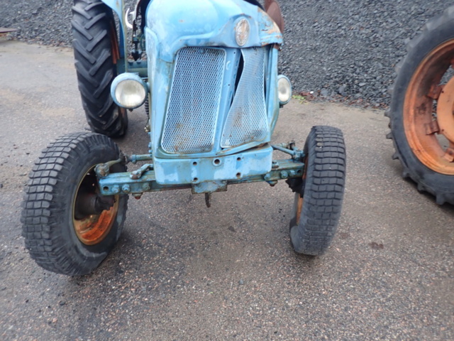 1462465-13 Två stycken veterantraktorer med reservmotorer