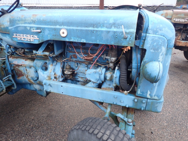 1462465-14 Två stycken veterantraktorer med reservmotorer