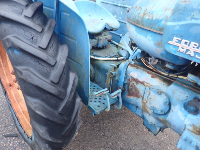 1462465-15 Två stycken veterantraktorer med reservmotorer