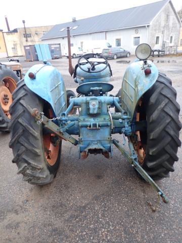 1462465-16 Två stycken veterantraktorer med reservmotorer