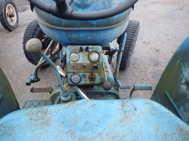 1462465-17 Två stycken veterantraktorer med reservmotorer