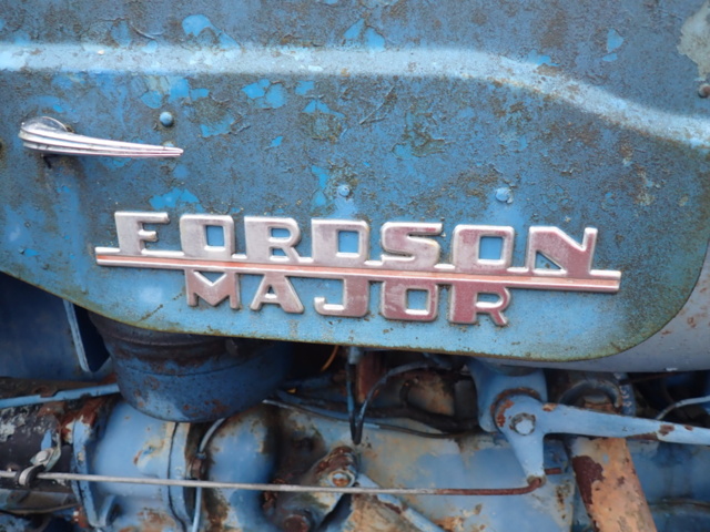 1462465-19 Två stycken veterantraktorer med reservmotorer