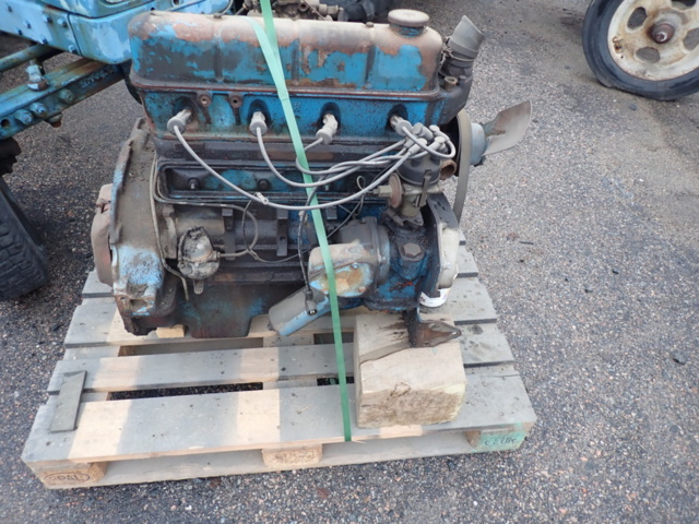 1462465-20 Två stycken veterantraktorer med reservmotorer