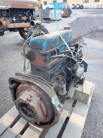 1462465-21 Två stycken veterantraktorer med reservmotorer