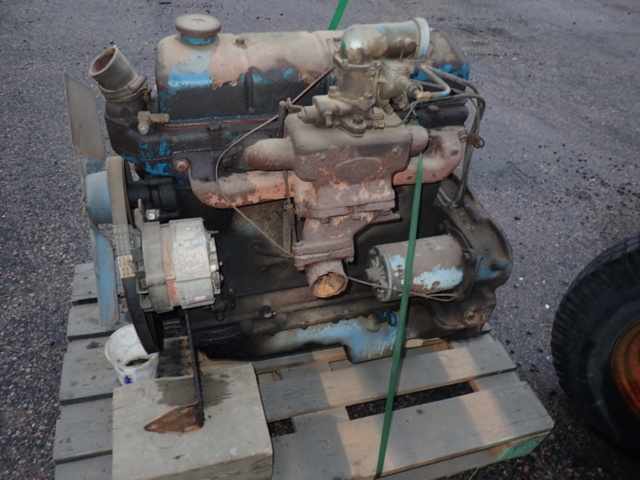 1462465-22 Två stycken veterantraktorer med reservmotorer