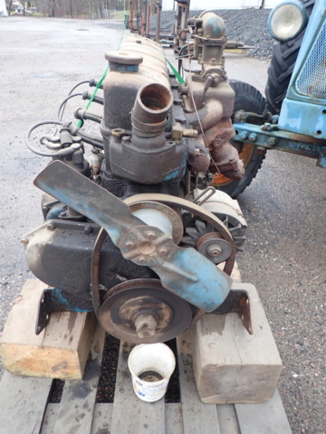 1462465-23 Två stycken veterantraktorer med reservmotorer