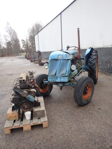 1462465-25 Två stycken veterantraktorer med reservmotorer