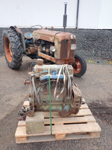 1462465-26 Två stycken veterantraktorer med reservmotorer