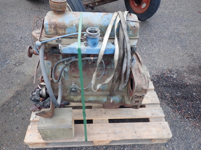 1462465-27 Två stycken veterantraktorer med reservmotorer