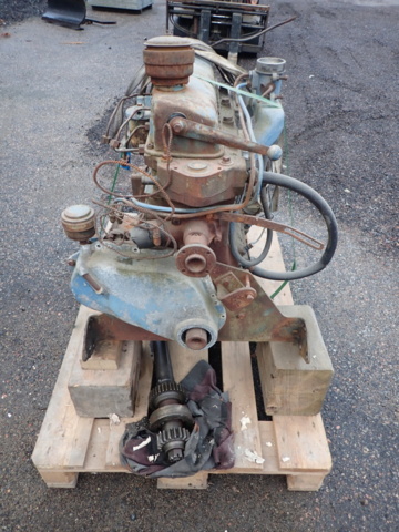 1462465-28 Två stycken veterantraktorer med reservmotorer