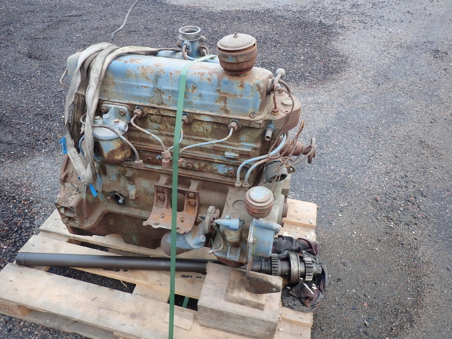 1462465-29 Två stycken veterantraktorer med reservmotorer