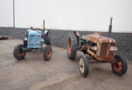 1462465 Två stycken veterantraktorer med reservmotorer