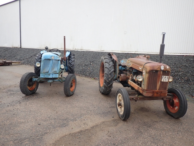 1462465-1 Två stycken veterantraktorer med reservmotorer