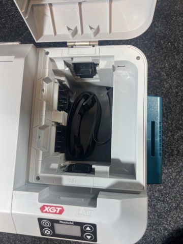 1431601-5 Kyl- och värmebox - Makita CW001G