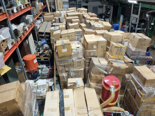 1372770-1 Parti med väskor och blandat innehåll – ca 45 pallar