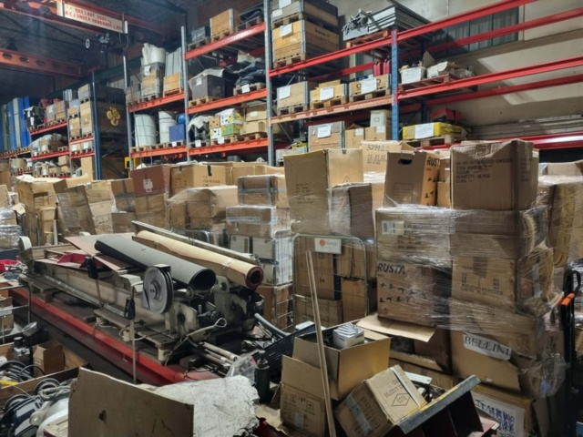 1372770-3 Parti med väskor och blandat innehåll – ca 45 pallar