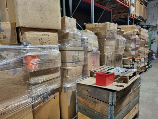 1372770-5 Parti med väskor och blandat innehåll – ca 45 pallar