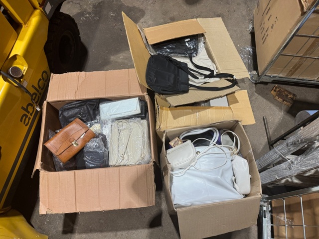 1372770-6 Parti med väskor och blandat innehåll – ca 45 pallar