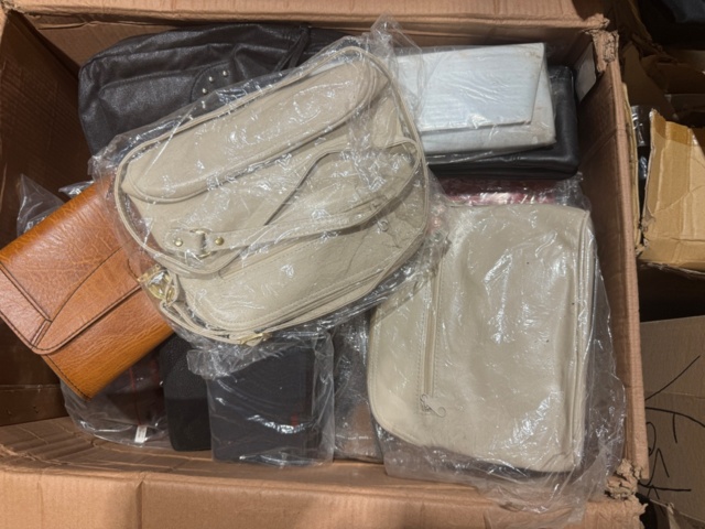 1372770-7 Parti med väskor och blandat innehåll – ca 45 pallar