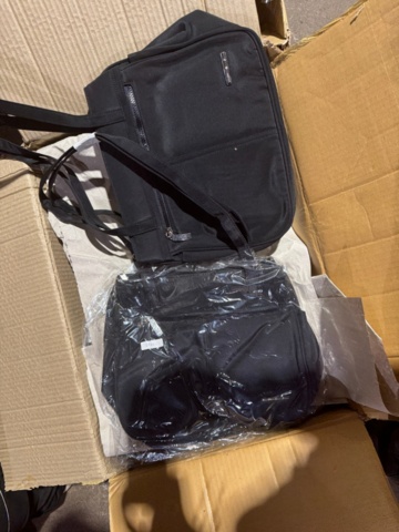 1372770-8 Parti med väskor och blandat innehåll – ca 45 pallar