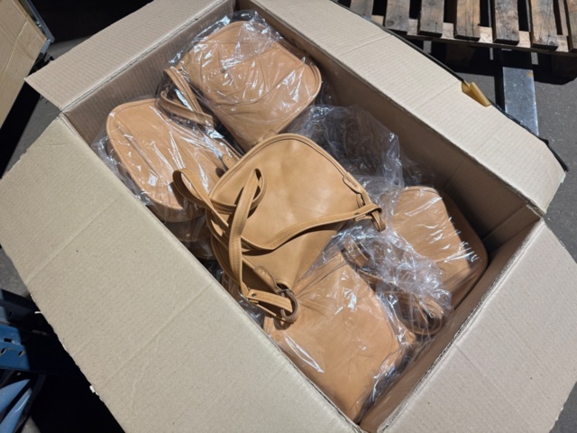 1372770-9 Parti med väskor och blandat innehåll – ca 45 pallar