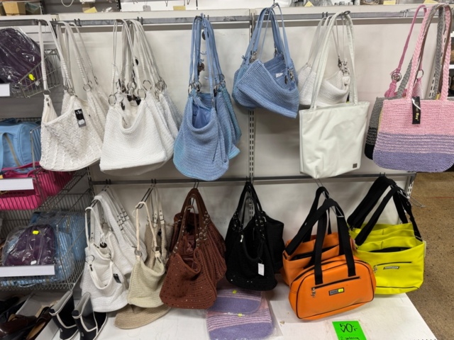 1372770-10 Parti med väskor och blandat innehåll – ca 45 pallar