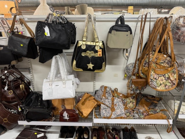 1372770-12 Parti med väskor och blandat innehåll – ca 45 pallar