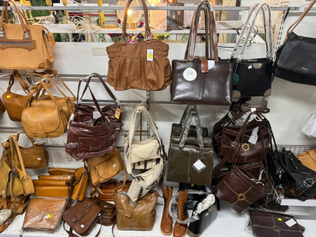 1372770-13 Parti med väskor och blandat innehåll – ca 45 pallar