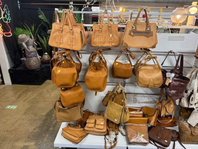 1372770-14 Parti med väskor och blandat innehåll – ca 45 pallar