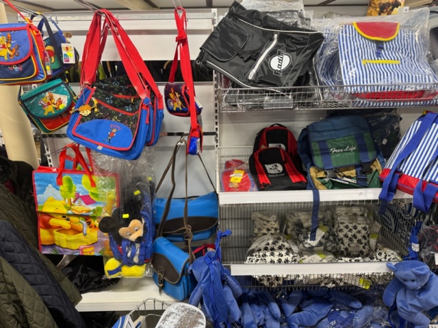 1372770-15 Parti med väskor och blandat innehåll – ca 45 pallar