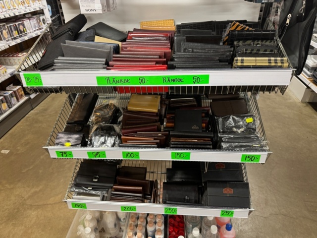 1372770-17 Parti med väskor och blandat innehåll – ca 45 pallar