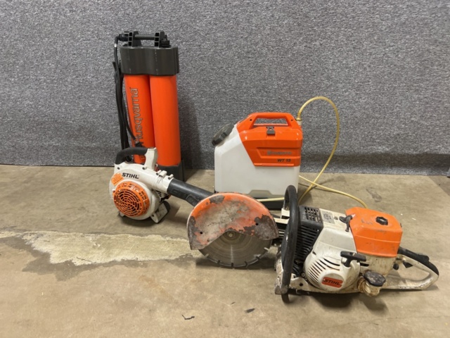 1431608-1 Kapmaskin, lövblås, och vattentankar 2 st