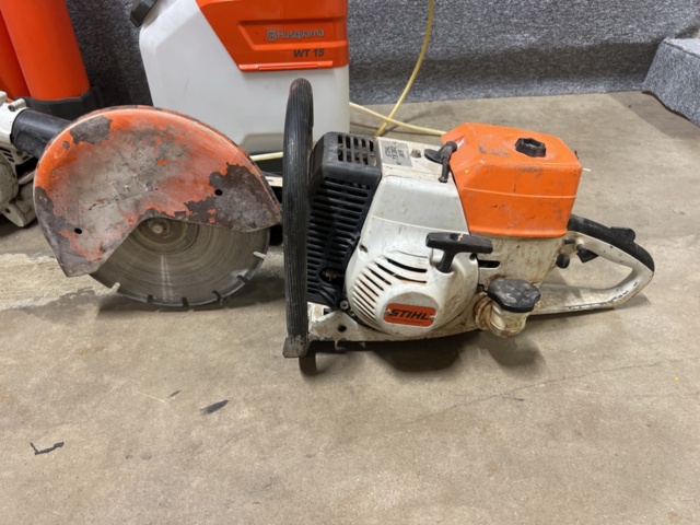 1431608-2 Kapmaskin, lövblås, och vattentankar 2 st