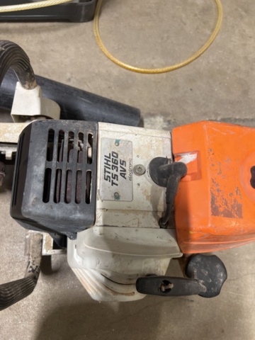 1431608-3 Kapmaskin, lövblås, och vattentankar 2 st