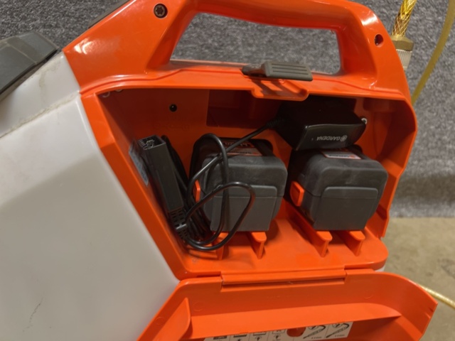 1431608-7 Kapmaskin, lövblås, och vattentankar 2 st