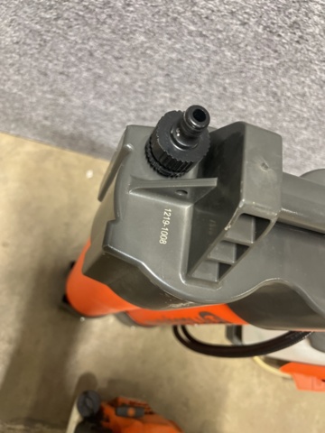 1431608-9 Kapmaskin, lövblås, och vattentankar 2 st