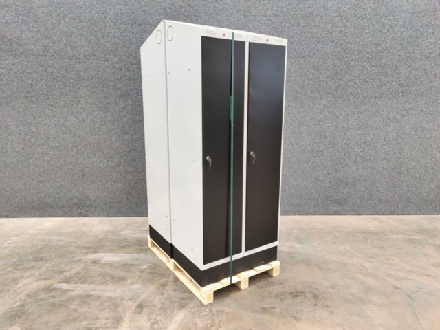 1463394-3 2 st Klädskåp CLASSIC Sluttande tak, sockel, 2 sektioner