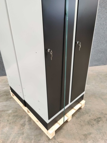 1463394-4 2 st Klädskåp CLASSIC Sluttande tak, sockel, 2 sektioner