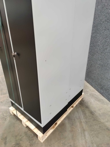 1463394-6 2 st Klädskåp CLASSIC Sluttande tak, sockel, 2 sektioner