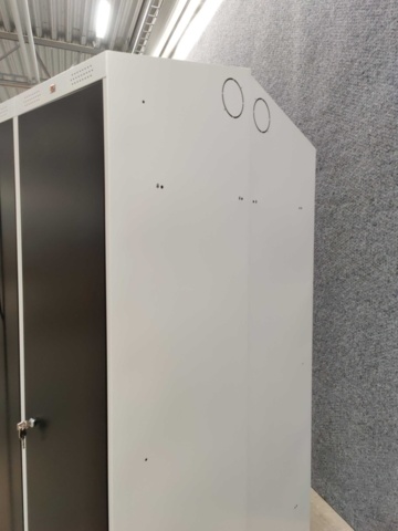 1463394-8 2 st Klädskåp CLASSIC Sluttande tak, sockel, 2 sektioner