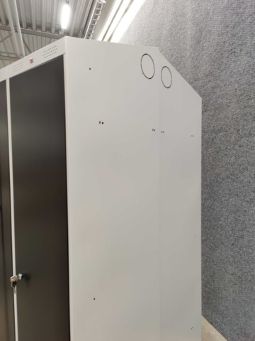 1463394-7 2 st Klädskåp CLASSIC Sluttande tak, sockel, 2 sektioner