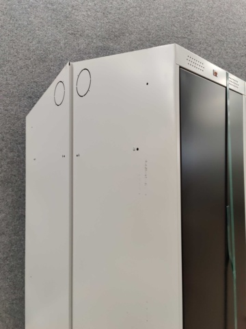 1463394-9 2 st Klädskåp CLASSIC Sluttande tak, sockel, 2 sektioner