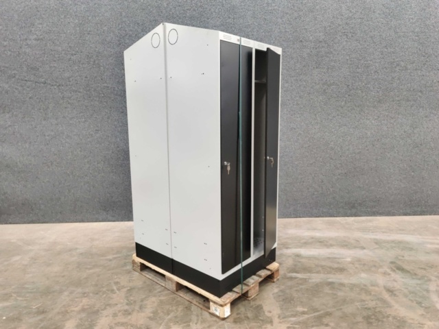 1463395-3 2 st Klädskåp CLASSIC Sluttande tak, sockel, 2 sektioner