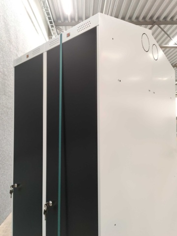 1463395-10 2 st Klädskåp CLASSIC Sluttande tak, sockel, 2 sektioner