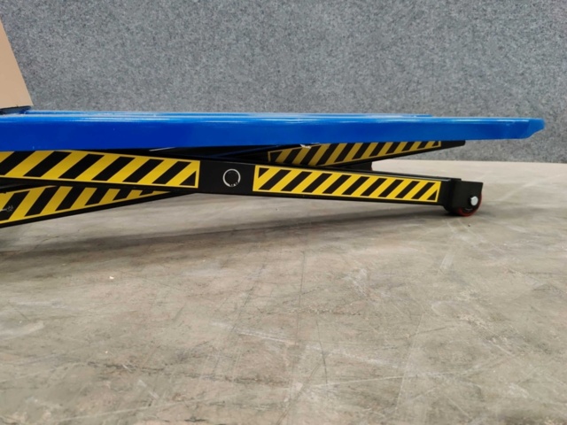 1463402-9 Scissor lift truck 1500 kg