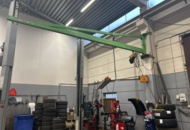 1430094 Pelarmonterad svängkran