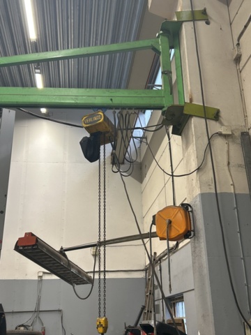 1430094-6 Pelarmonterad svängkran