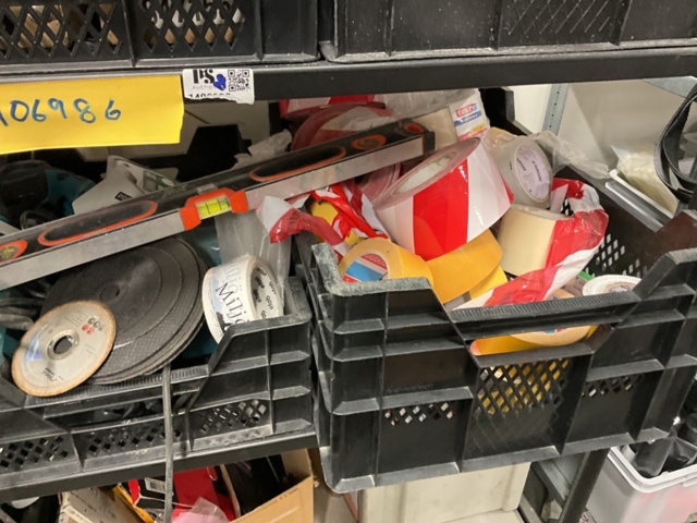 1406986-9 Vagn med diverse verktyg