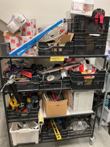 1406986-11 Vagn med diverse verktyg